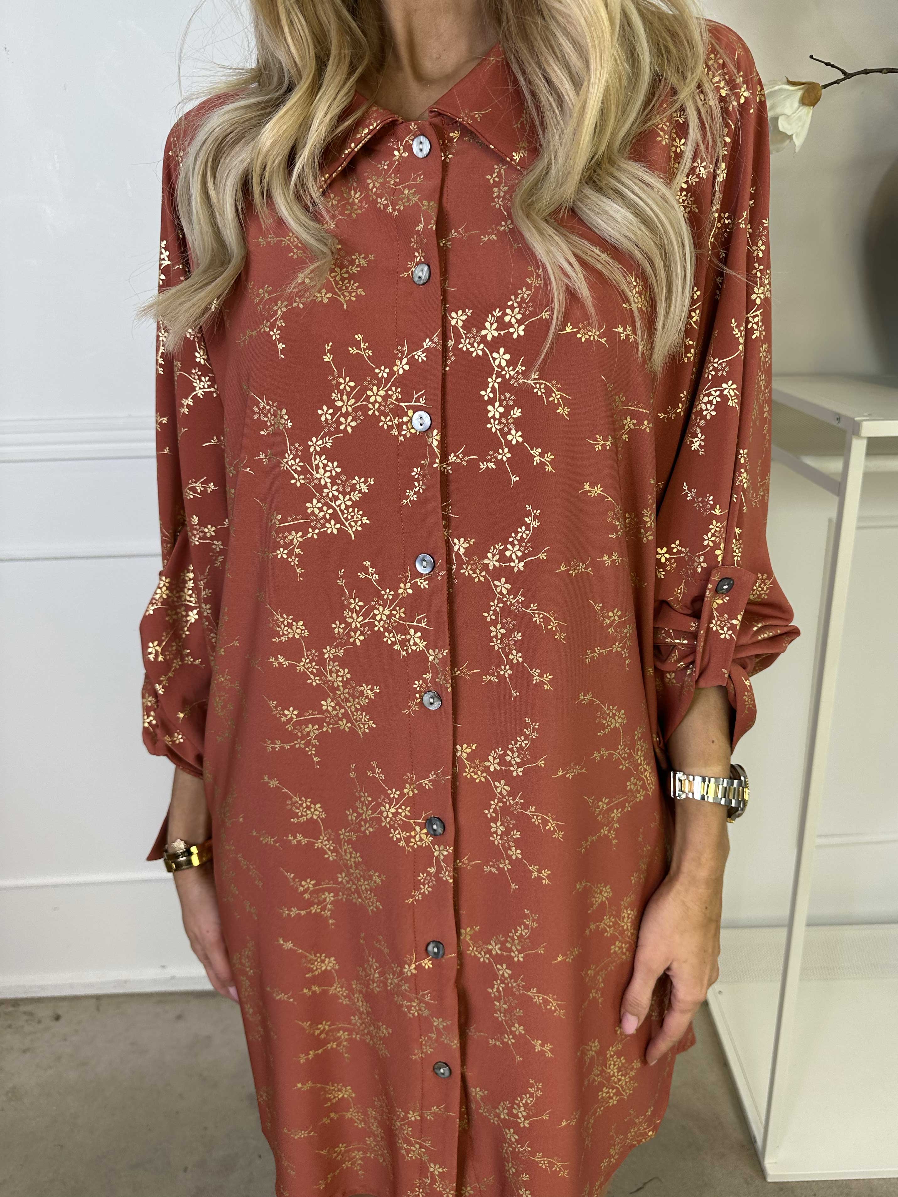 Mia Gold - Skjortklänning med resår och gulddetaljer